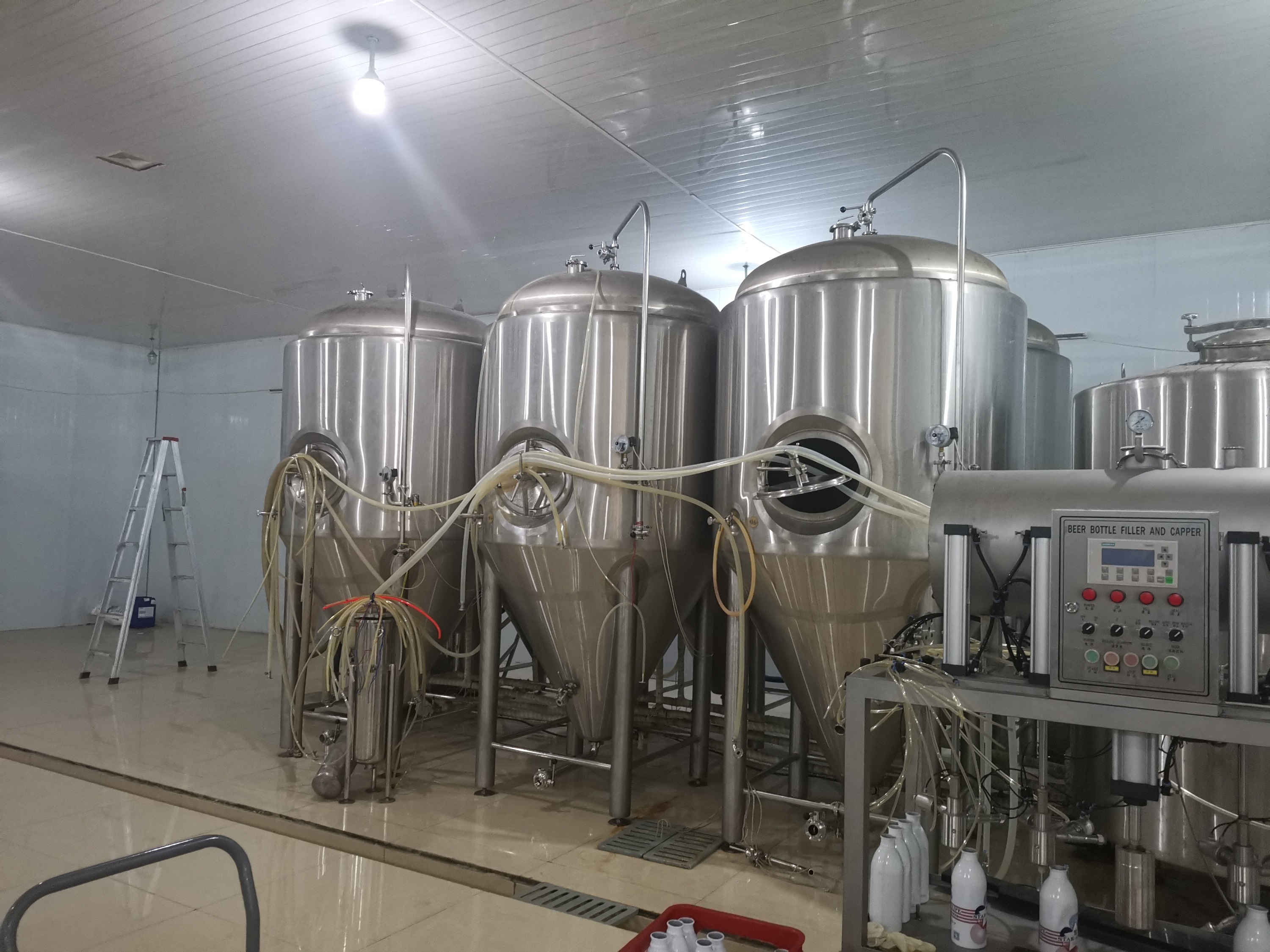 成都 2000L两器+热水精酿啤酒设备