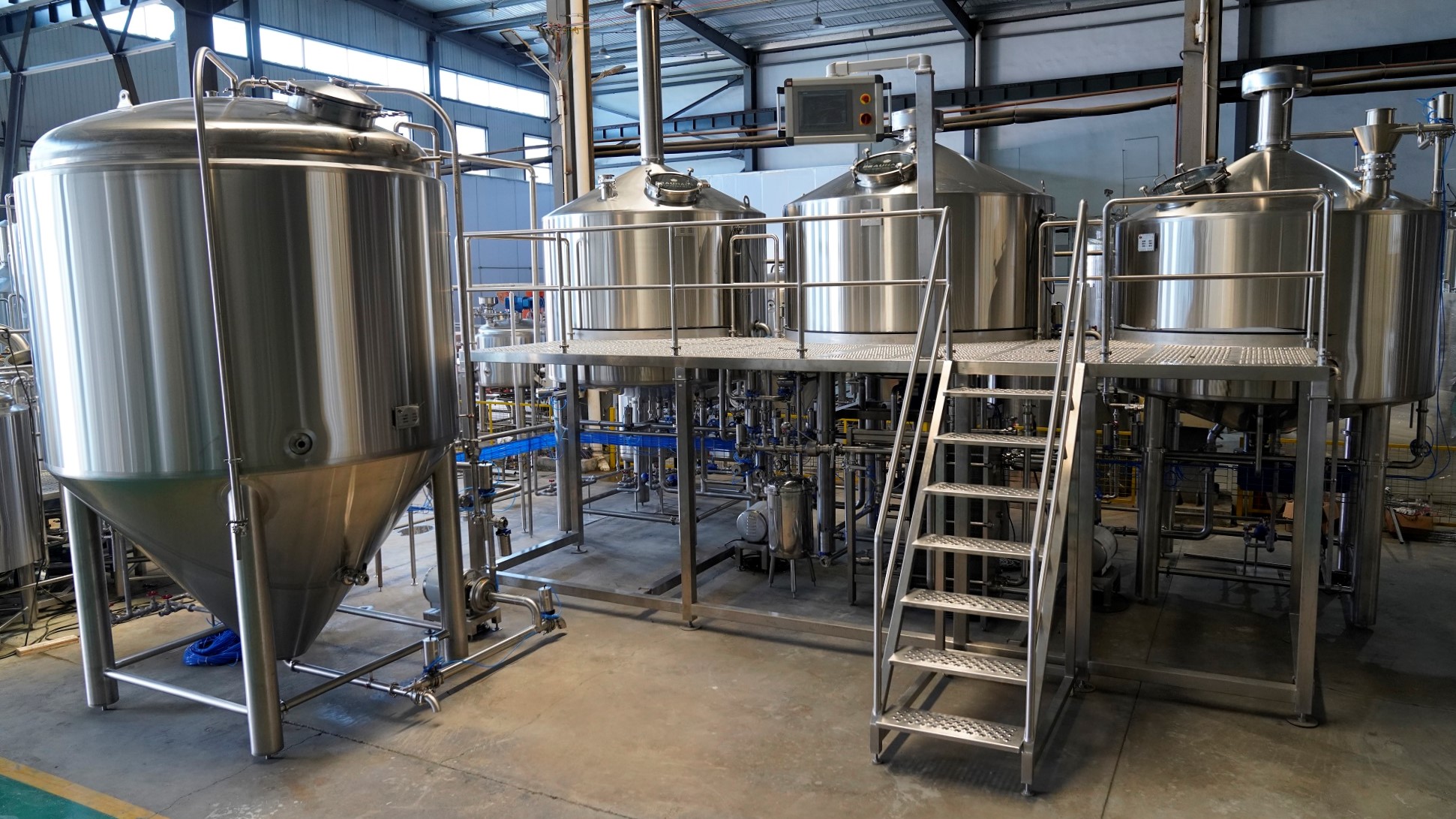 新航娱乐3000L糖化设备带6000L热水罐