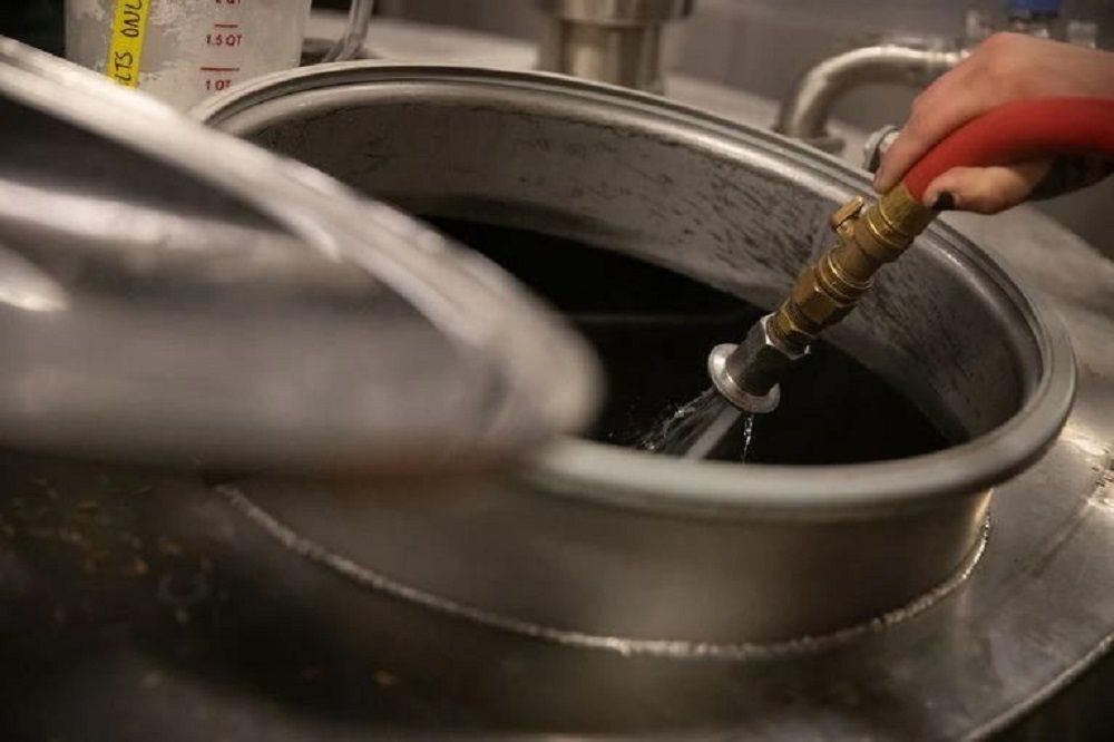 不用CIP系统啤酒厂如何清洗啤酒设备？